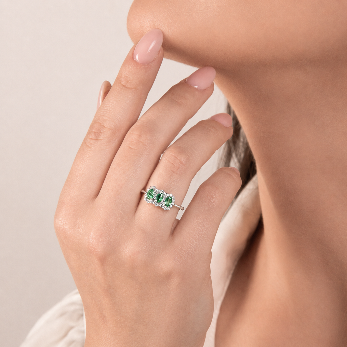 Anello Trilogy con Smeraldi Zambia 0,66 ct e Diamanti 0,22 ct in Oro Bianco 18kt – Mirco Visconti (Z784/20S)