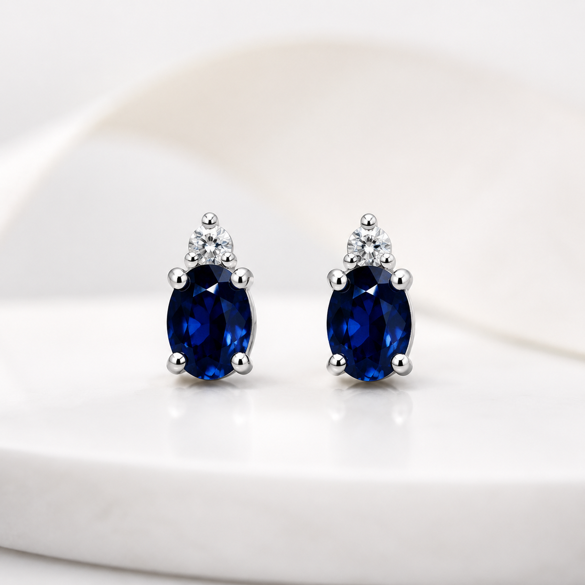 Orecchini con Zaffiri Blu 0,42 ct e Diamanti 0,016 ct in Oro Bianco 18kt – PG Gioielli (ORSMALL/1Z)