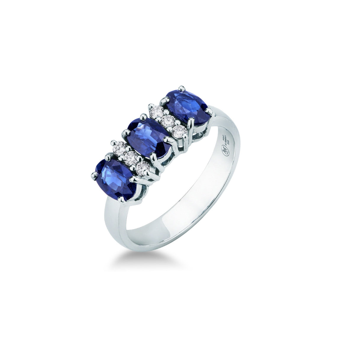 Anello con Tre Zaffiri Blu 2,02 ct e Diamanti 0,12 ct in Oro Bianco 18kt – Mirco Visconti