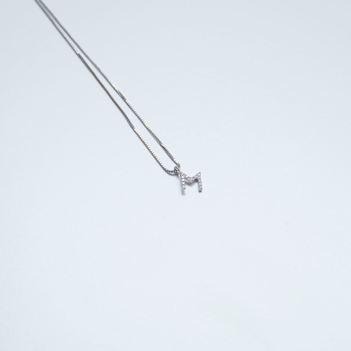 Collana Lettera M con Diamanti in Oro Bianco 18kt – Mirco Visconti