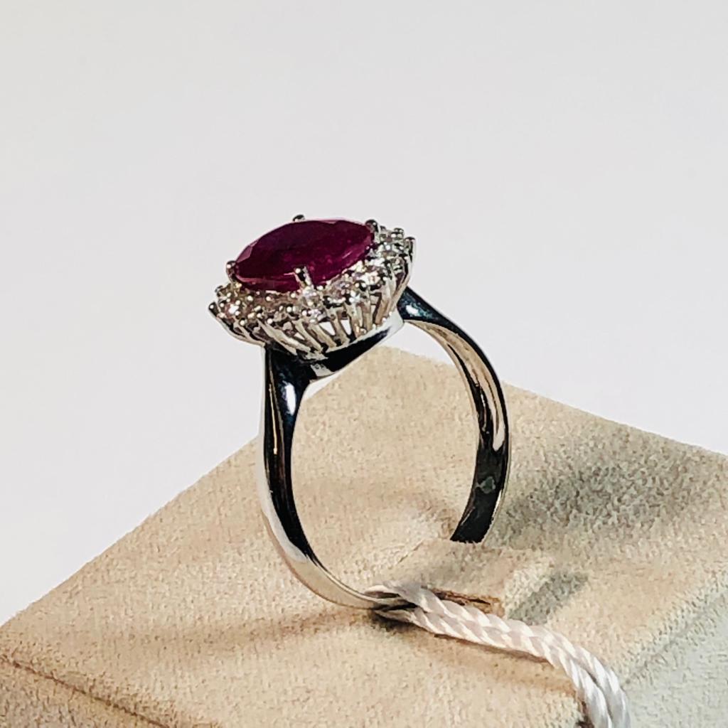 Anello con Rubino e Diamanti in Oro 18kt – Karal