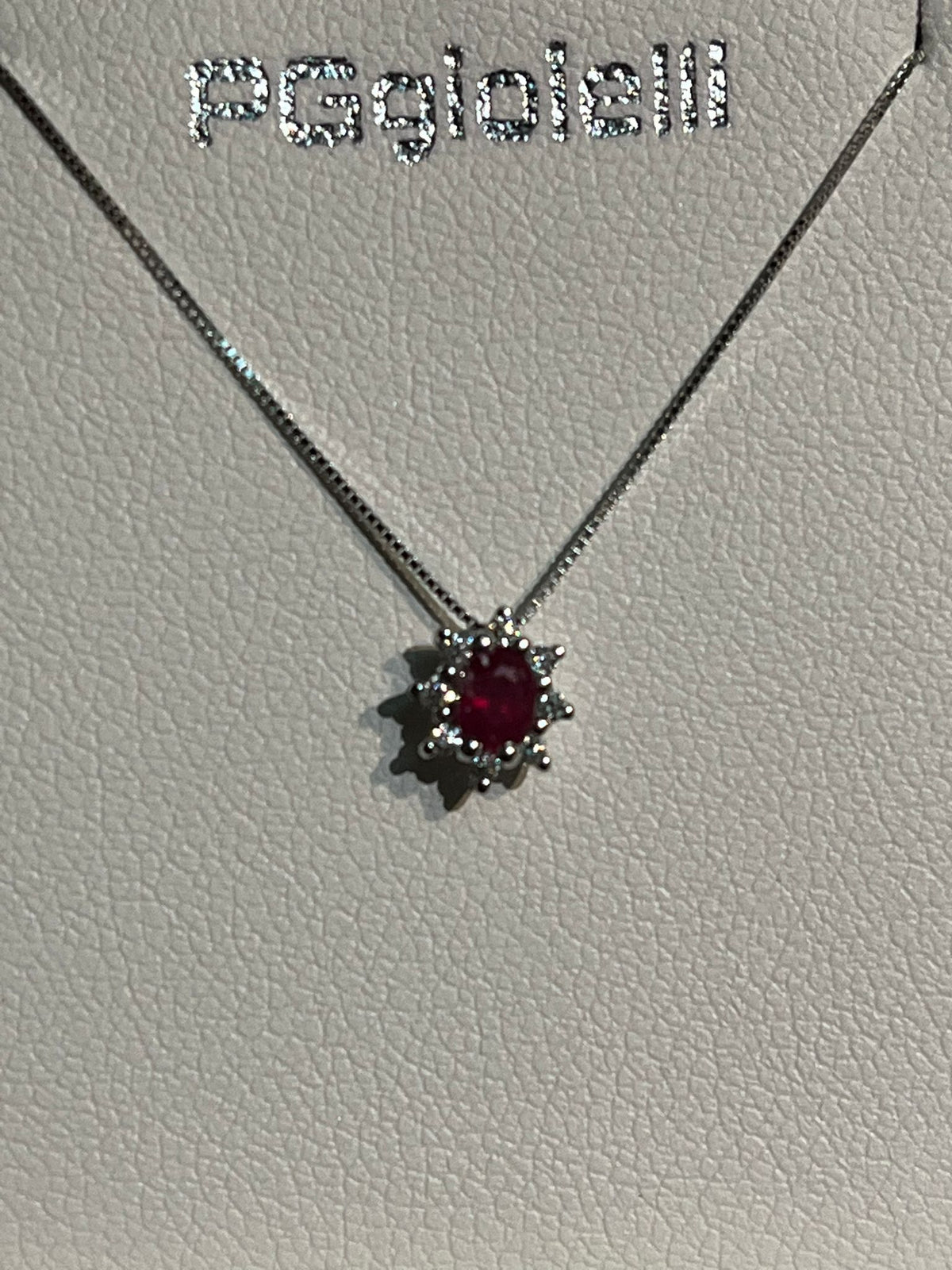 Collana con Rubino Ovale 0,23 ct e Diamanti in Oro Bianco 18kt – PG Gioielli (CIOVERA/1R)