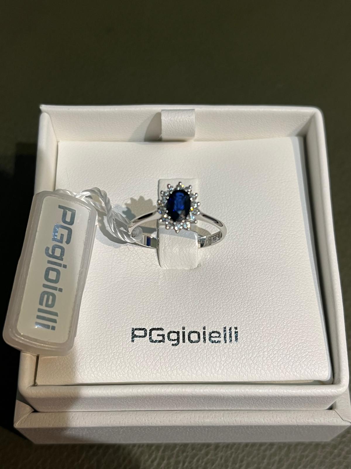Anello con Zaffiro Blu Ovale e Diamanti in Oro Bianco 18kt – PG Gioielli (ANLADYZ/3)