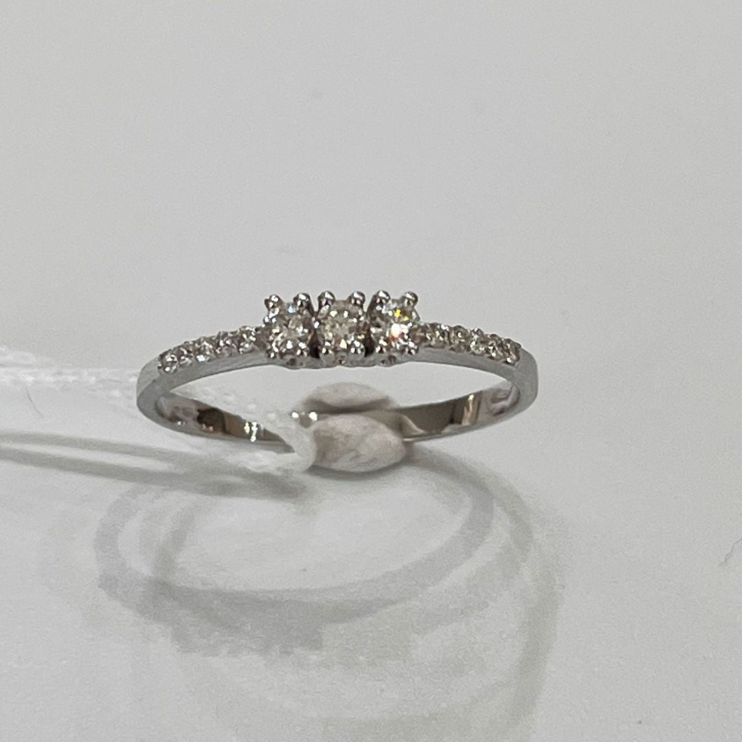Anello Trilogy con Diamanti 0,15 ct G VS in Oro Bianco 18kt – Karal
