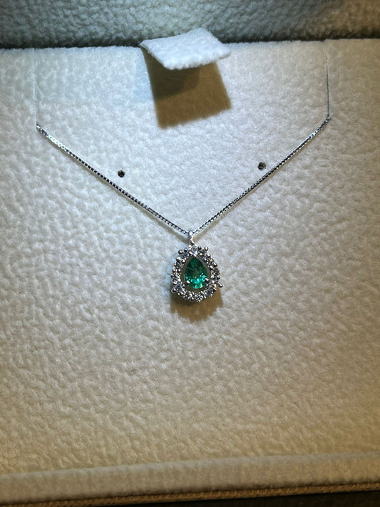 Collana con Smeraldo 0,14 ct e Diamanti in Oro Bianco 18kt – Karal (PE.SME.14)