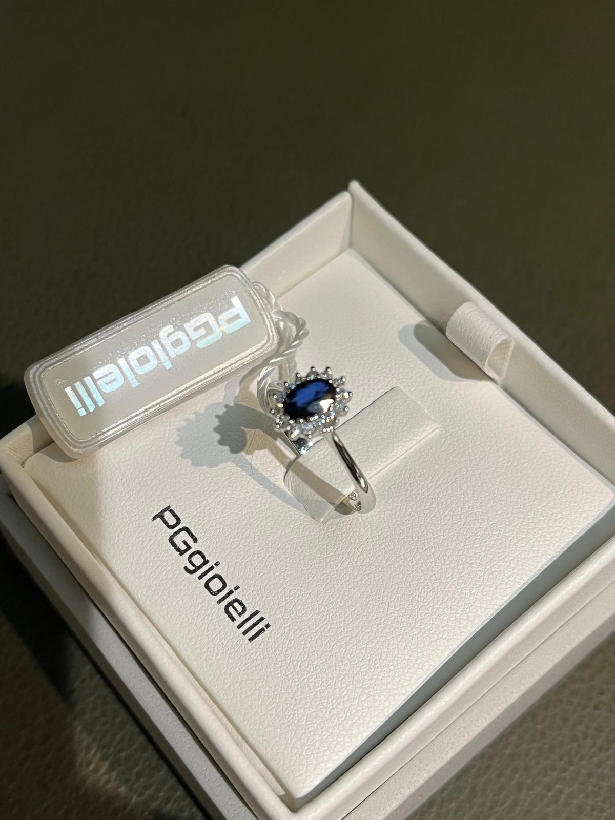 Anello con Zaffiro Blu Ovale e Diamanti in Oro Bianco 18kt – PG Gioielli (ANLADYZ/3)