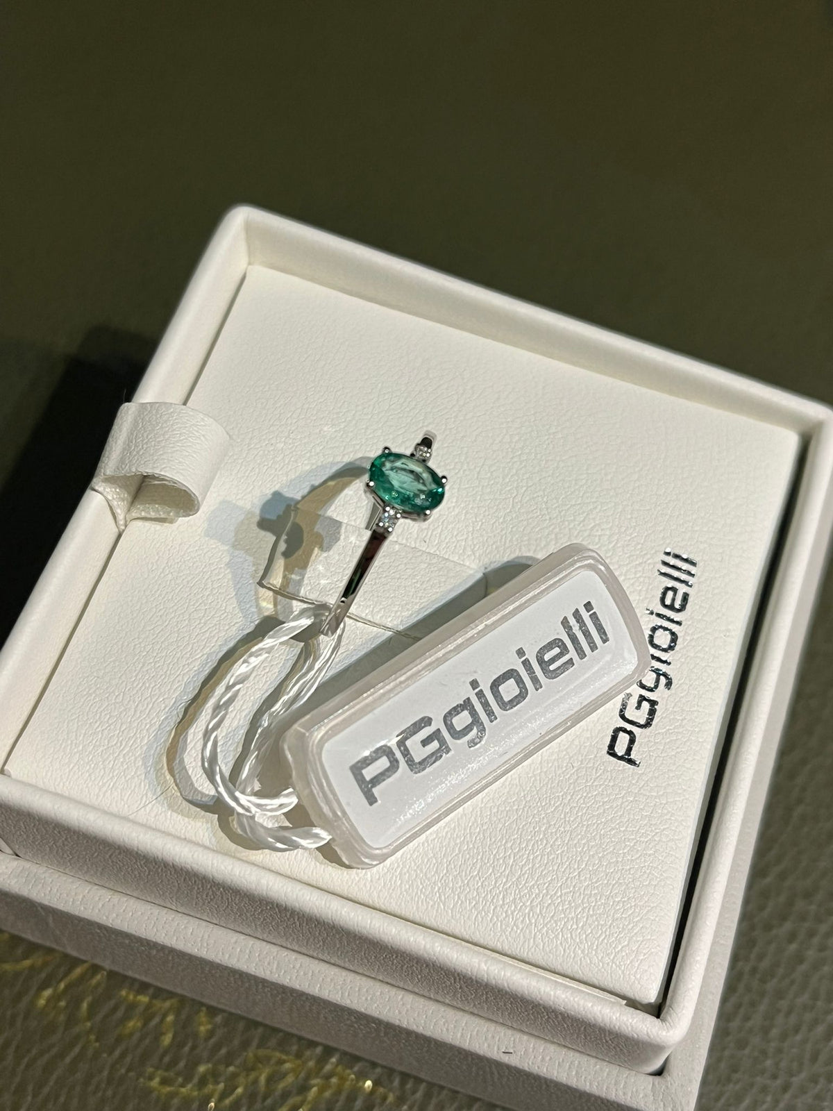 Anello con Smeraldo e Diamanti in Oro Bianco 18kt – PG Gioielli (ANSTONES/1)