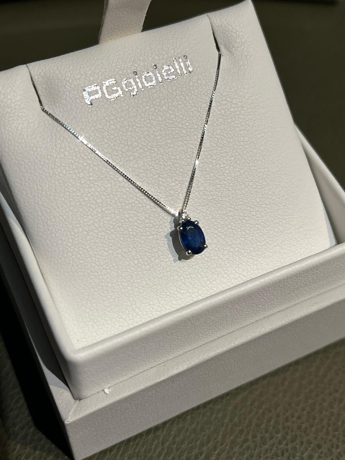 Collana con Zaffiro Ovale 0,49 ct e Diamante in Oro Bianco 18kt – PG Gioielli (CIOSTONEZ/1)
