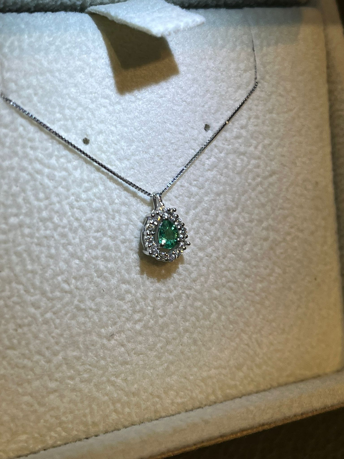 Collana con Smeraldo 0,14 ct e Diamanti in Oro Bianco 18kt – Karal (PE.SME.14)