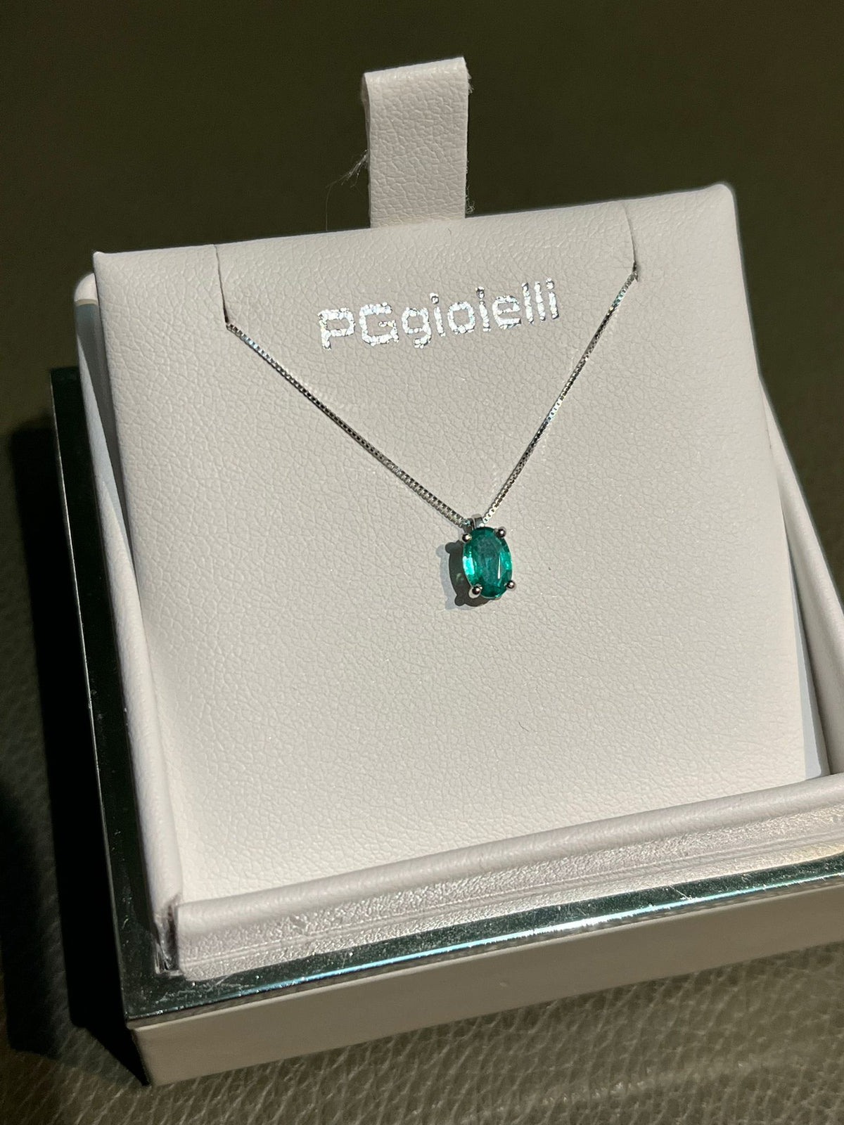 Collana con Smeraldo Ovale 0,88 ct in Oro Bianco 18kt – PG Gioielli (CIOONLY/1S)