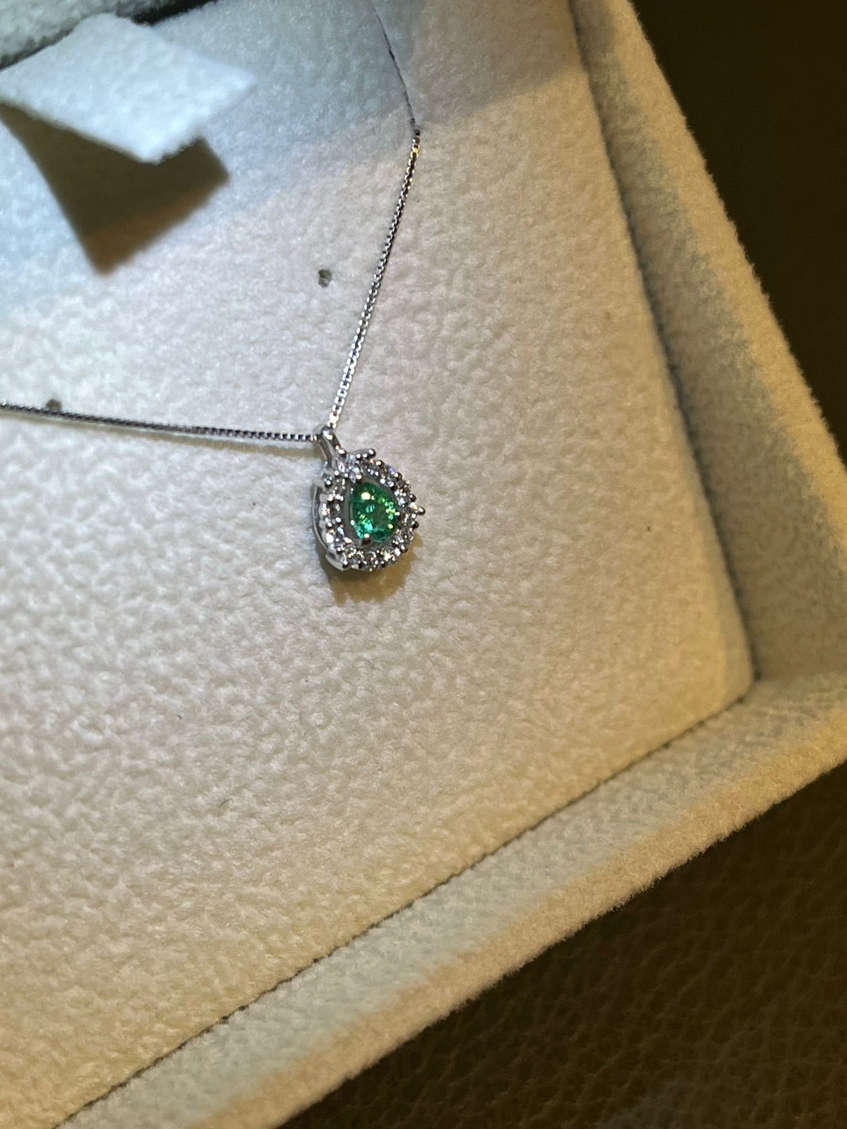 Collana con Smeraldo 0,14 ct e Diamanti in Oro Bianco 18kt – Karal (PE.SME.14)