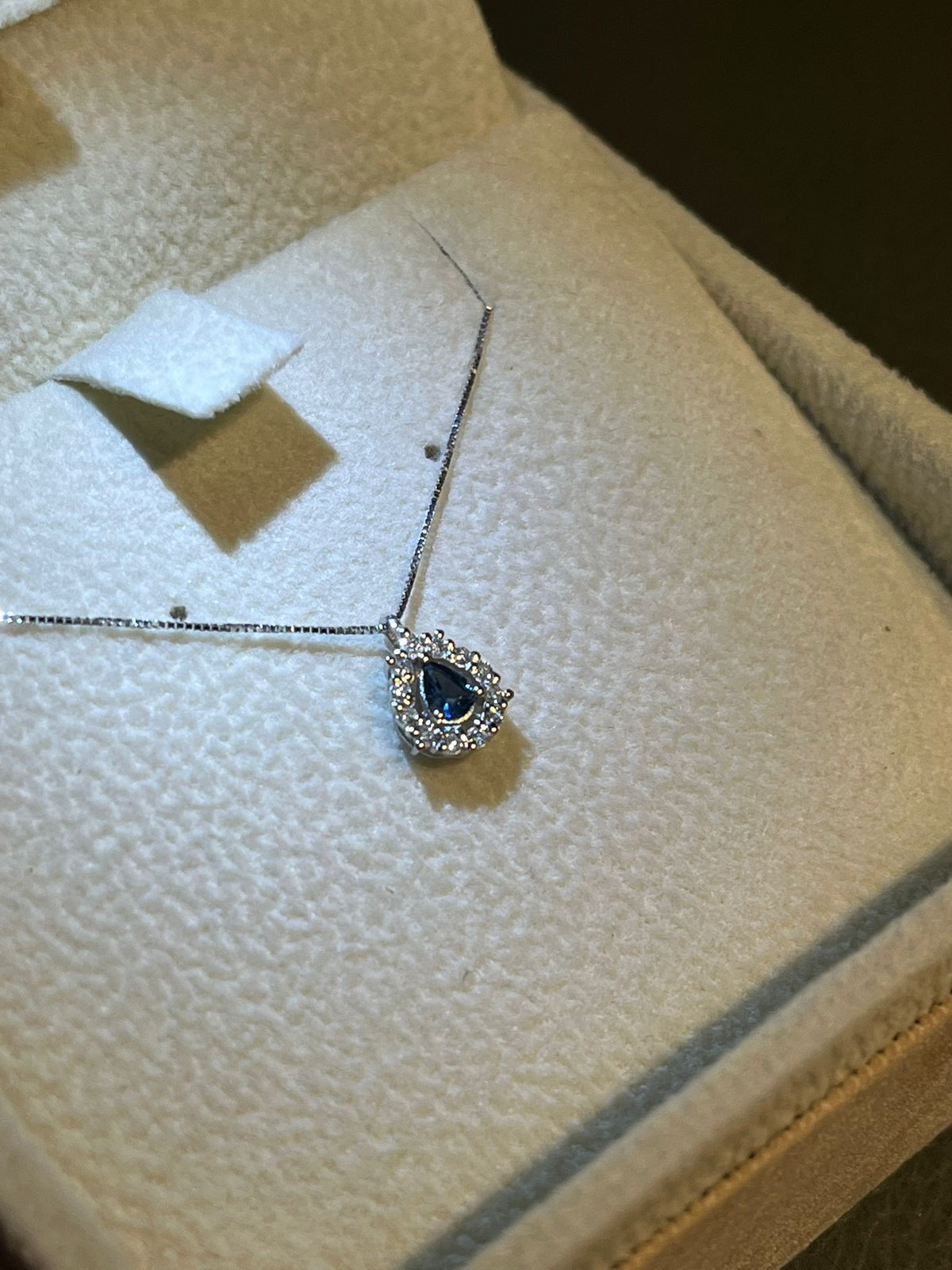 Collana con Zaffiro Blu 0,12 ct e Diamanti in Oro Bianco 18kt – Karal (PE.ZAFF.12)