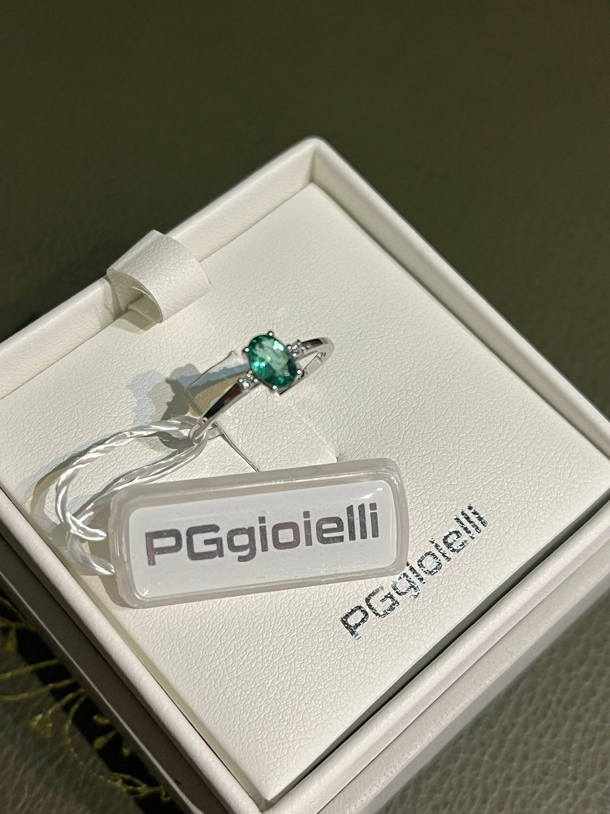 Anello con Smeraldo e Diamanti in Oro Bianco 18kt – PG Gioielli (ANSTONES/1)