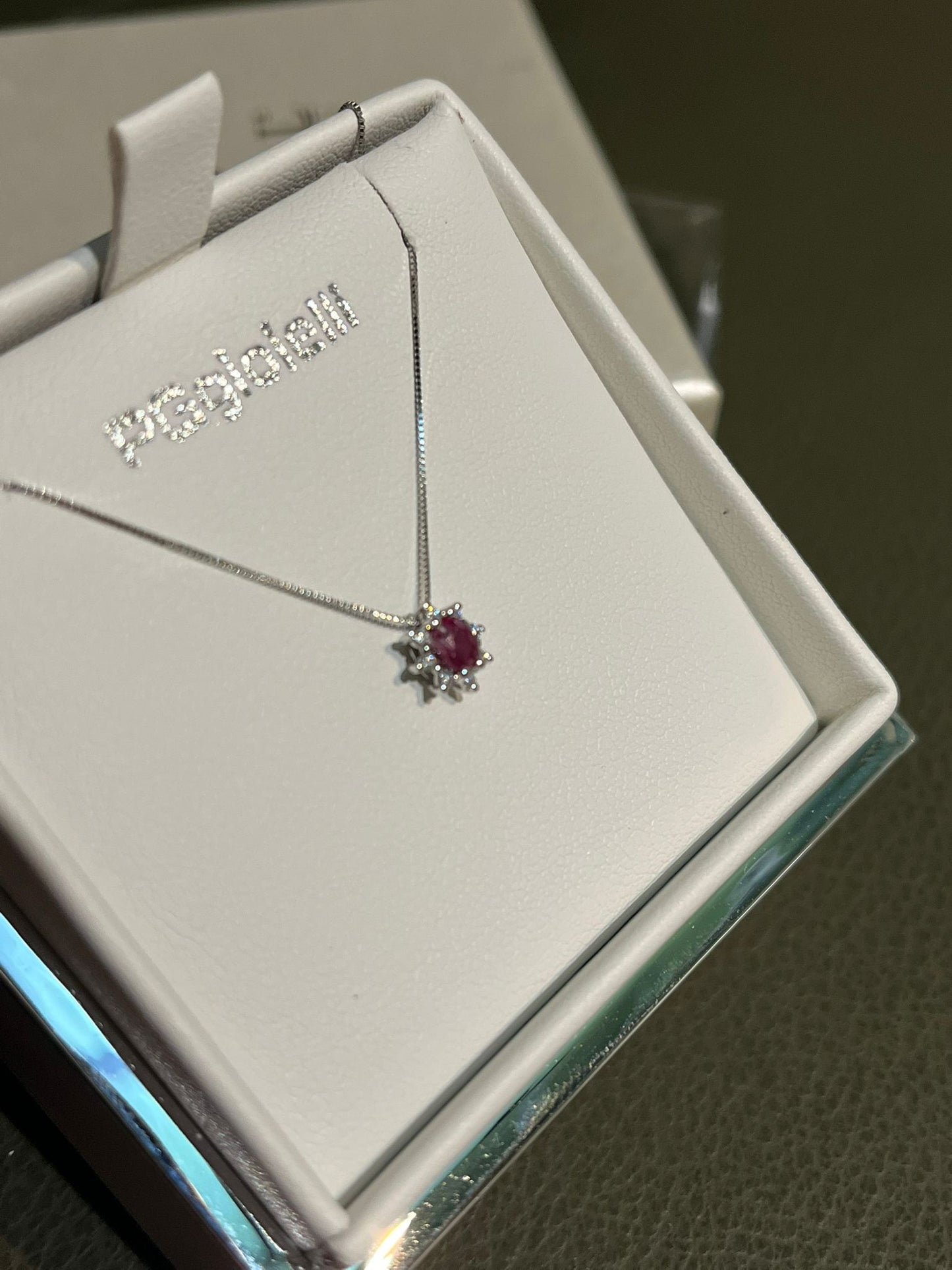 Collana con Rubino Ovale 0,23 ct e Diamanti in Oro Bianco 18kt – PG Gioielli (CIOVERA/1R)