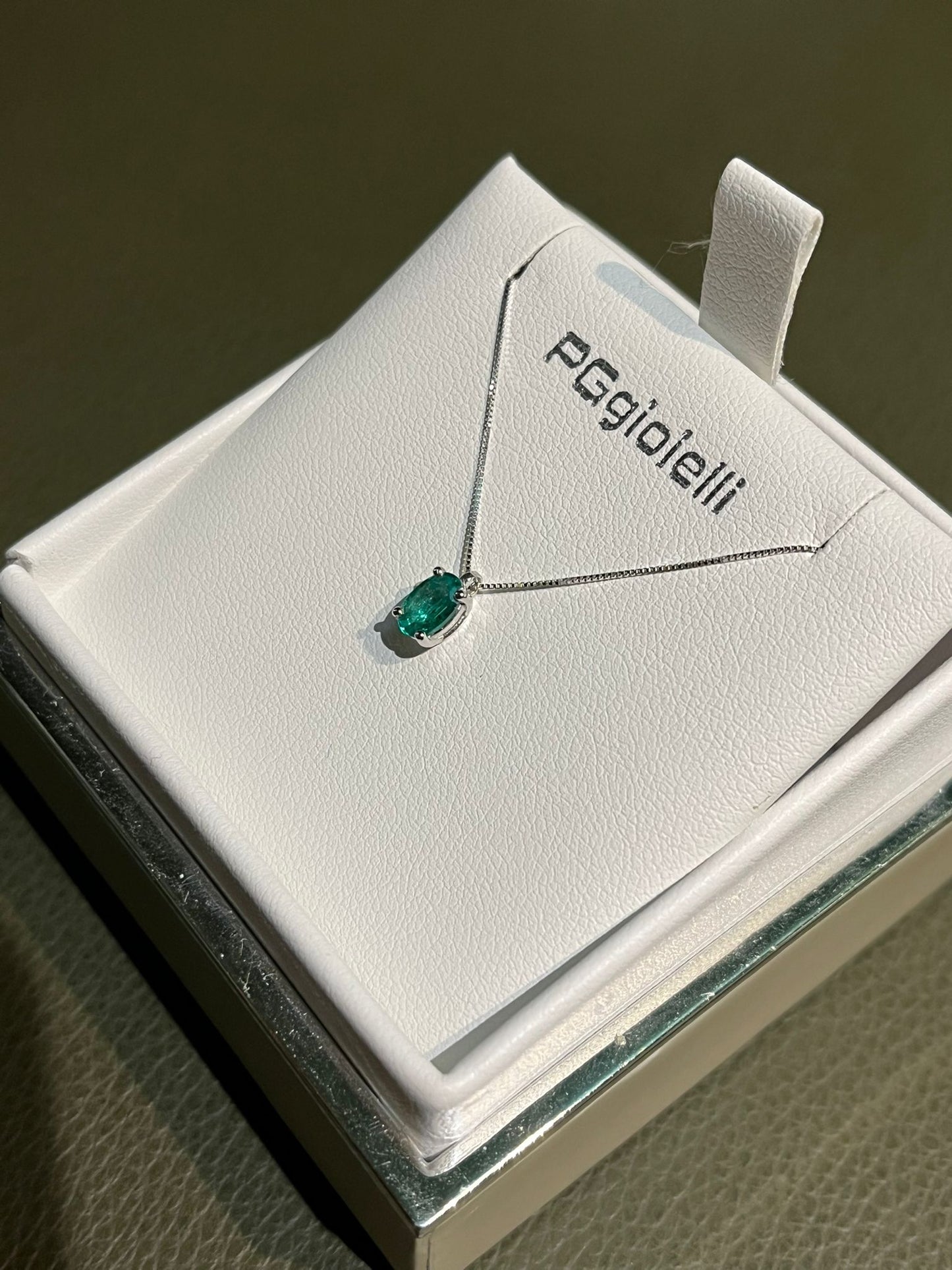 Collana con Smeraldo Ovale 0,88 ct in Oro Bianco 18kt – PG Gioielli (CIOONLY/1S)