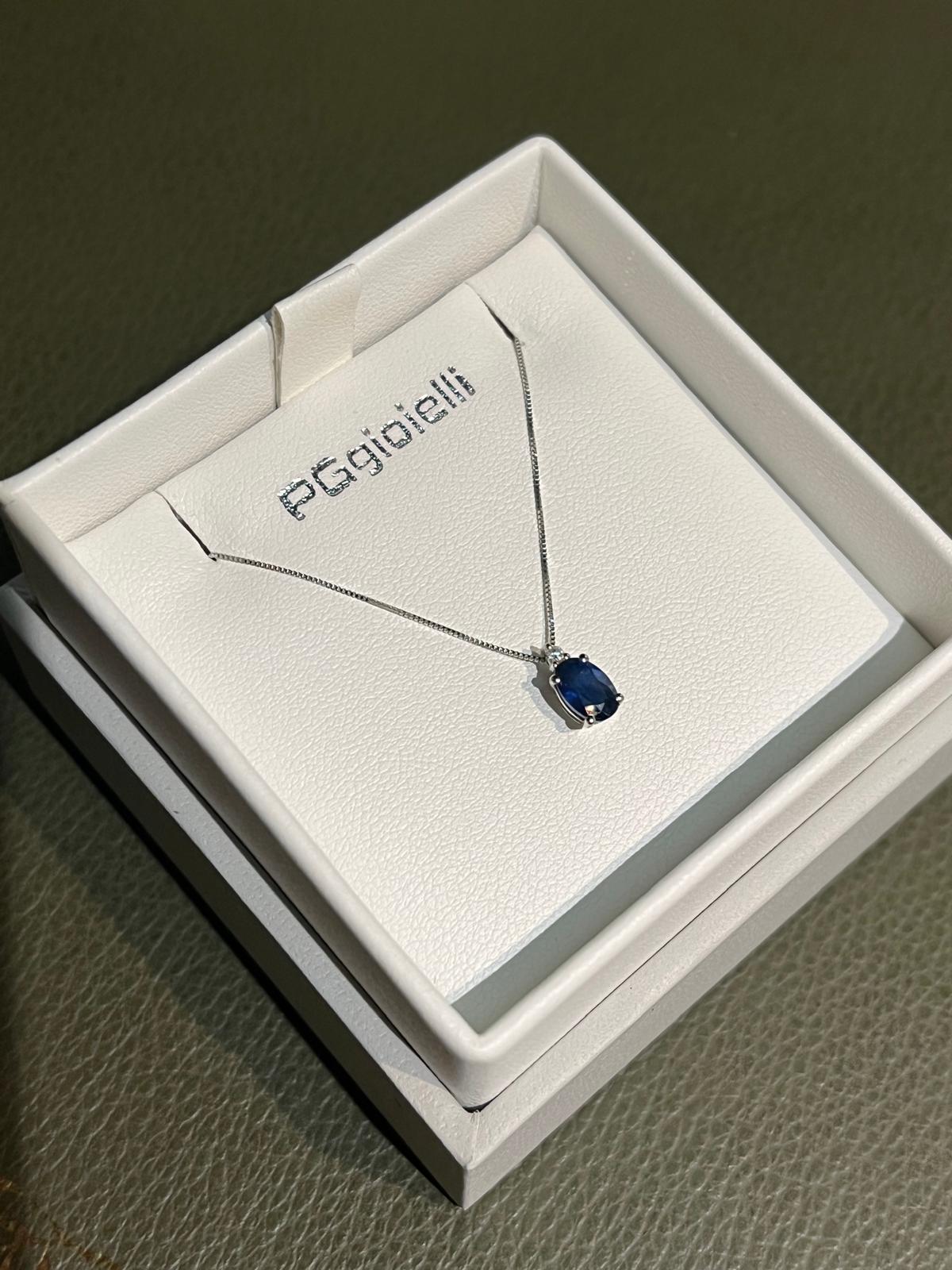 Collana con Zaffiro Ovale 0,49 ct e Diamante in Oro Bianco 18kt – PG Gioielli (CIOSTONEZ/1)