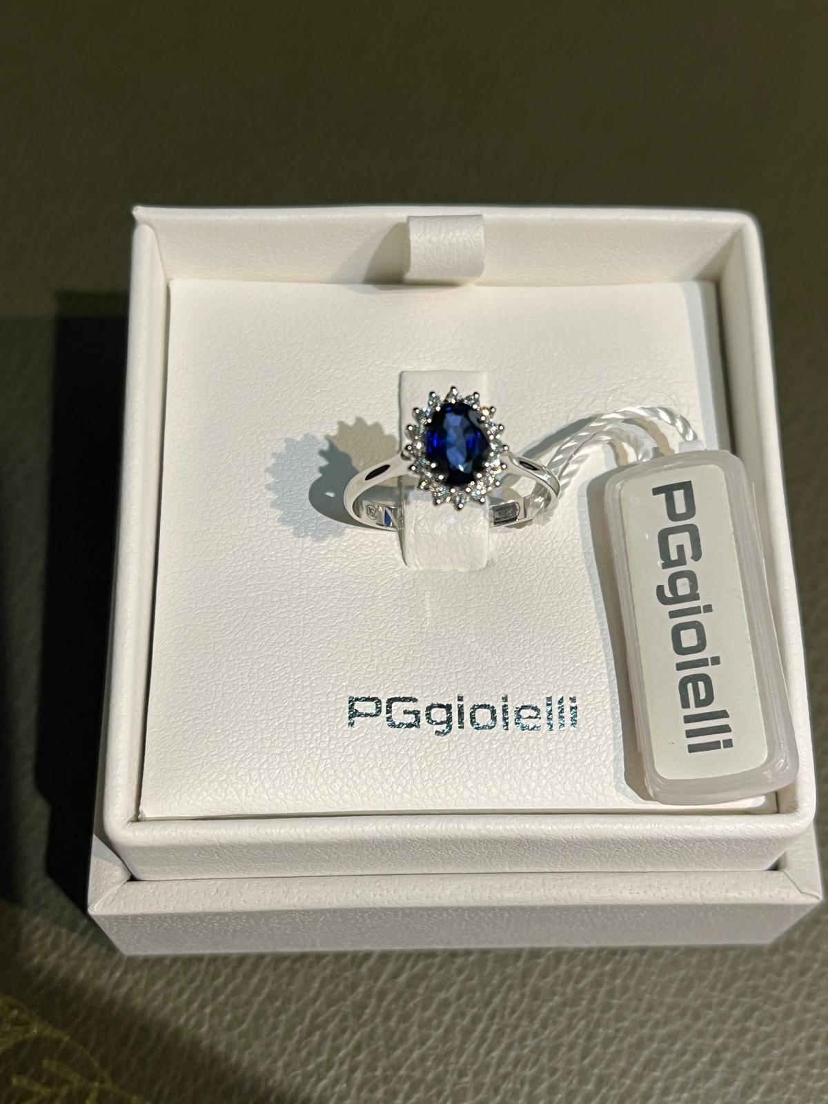 Anello con Zaffiro Blu Ovale e Diamanti in Oro Bianco 18kt – PG Gioielli (ANLADYZ/4)