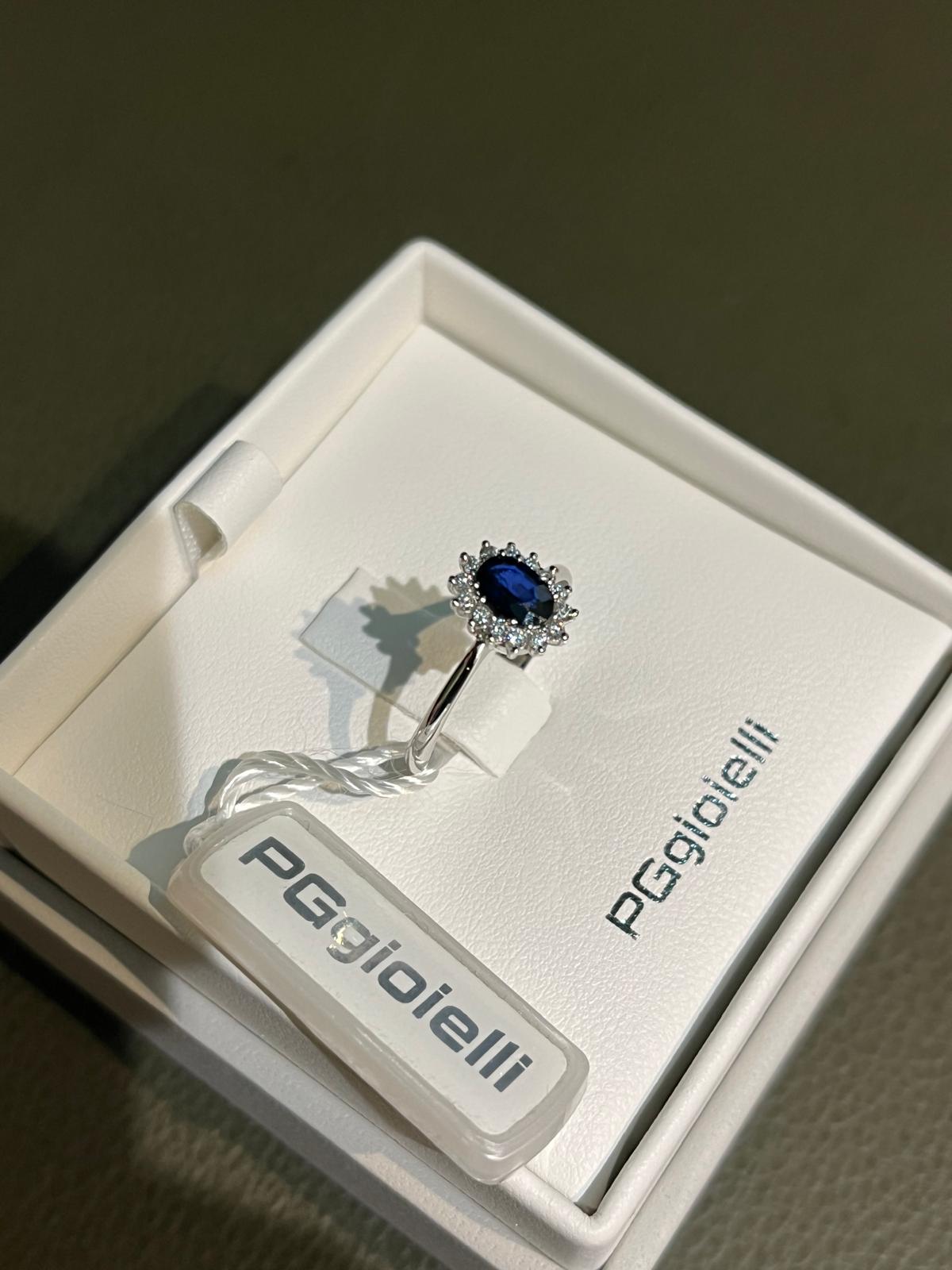 Anello con Zaffiro Blu Ovale e Diamanti in Oro Bianco 18kt – PG Gioielli (ANLADYZ/3)