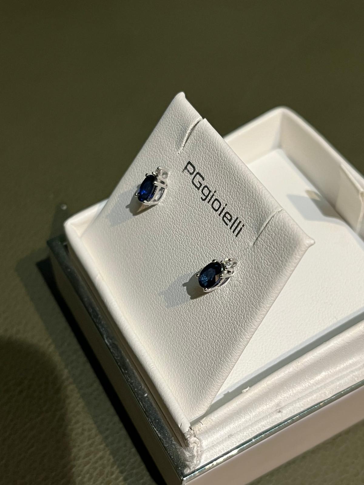 Orecchini con Zaffiro e Diamante in Oro Bianco 18kt – PG Gioielli (ORSTONEZ/1Z)
