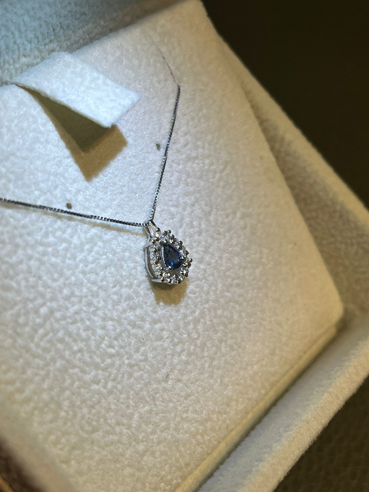 Collana con Zaffiro Blu 0,12 ct e Diamanti in Oro Bianco 18kt – Karal (PE.ZAFF.12)