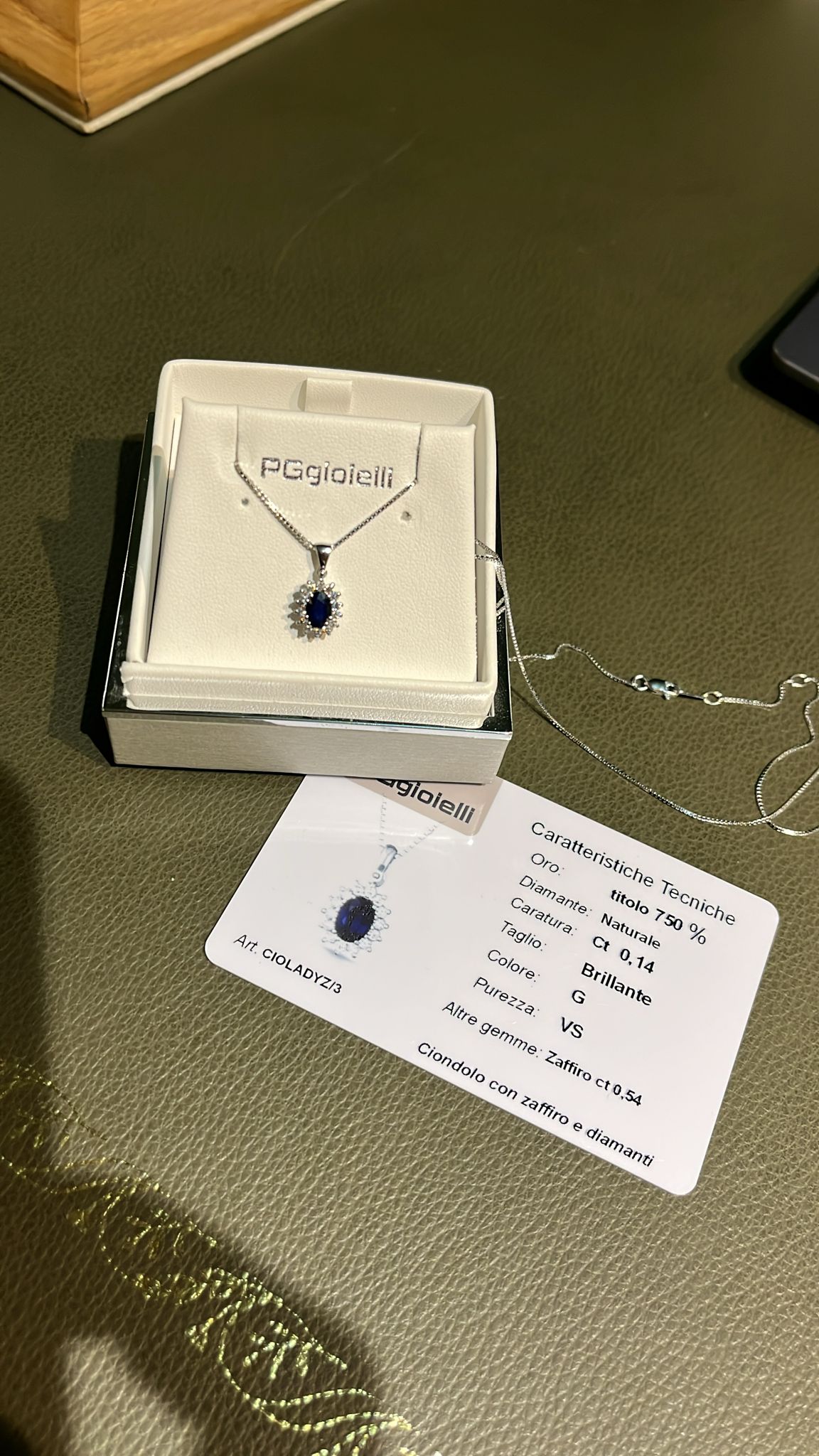 Collana con Zaffiro Blu 0,54 ct e Diamanti 0,14 ct in Oro Bianco 18kt – PG Gioielli (CIOLADYZ/3)