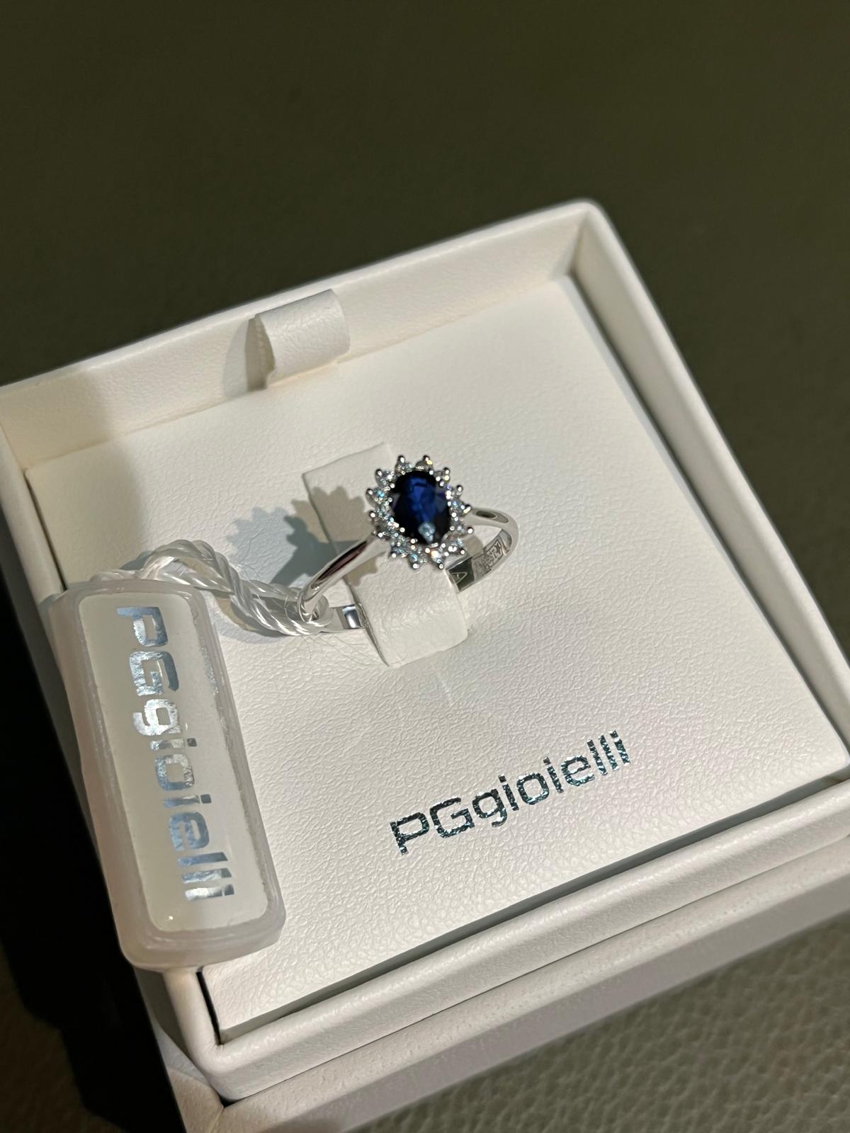 Anello con Zaffiro Blu Ovale e Diamanti in Oro Bianco 18kt – PG Gioielli (ANLADYZ/3)