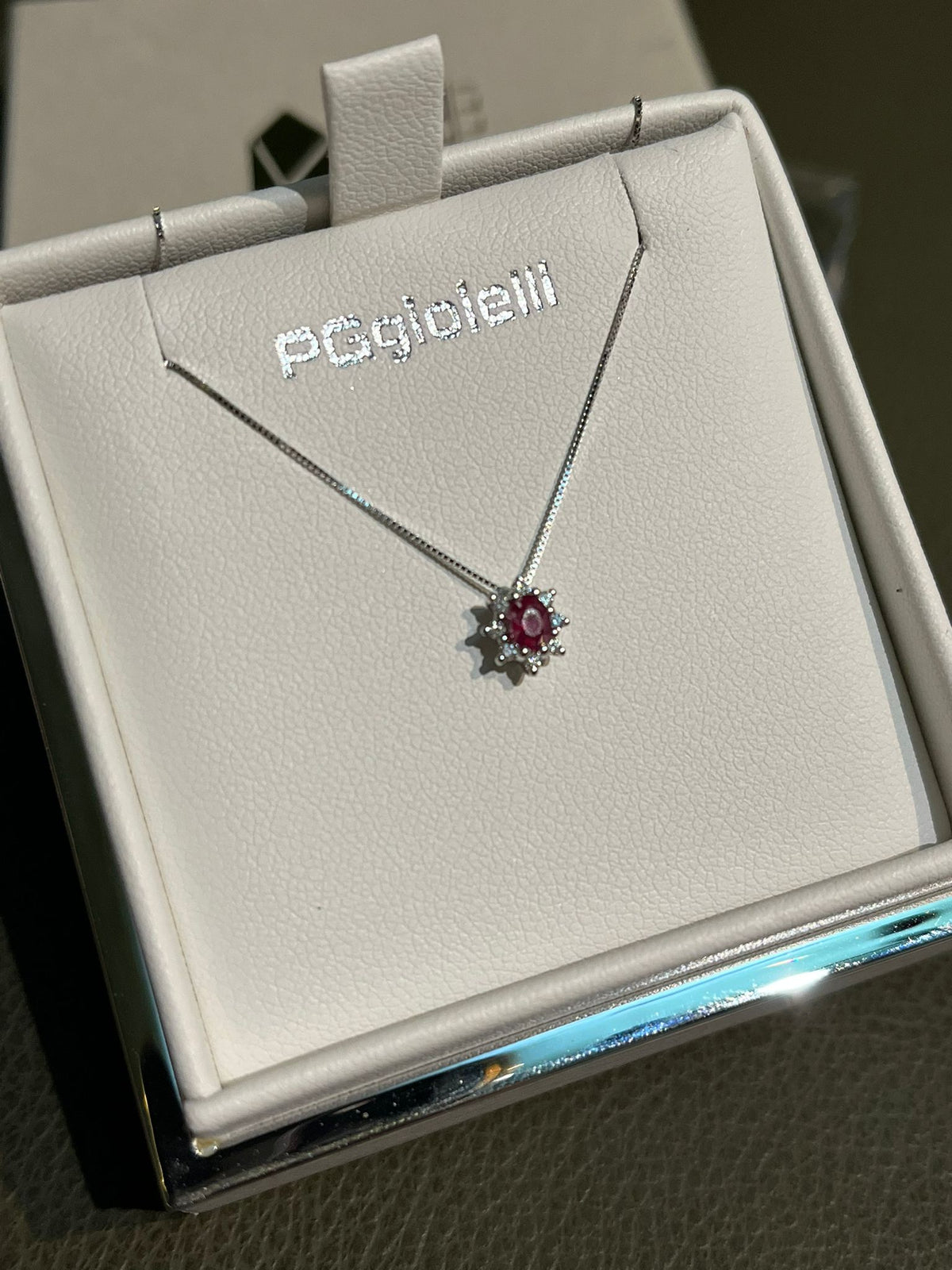 Collana con Rubino Ovale 0,23 ct e Diamanti in Oro Bianco 18kt – PG Gioielli (CIOVERA/1R)