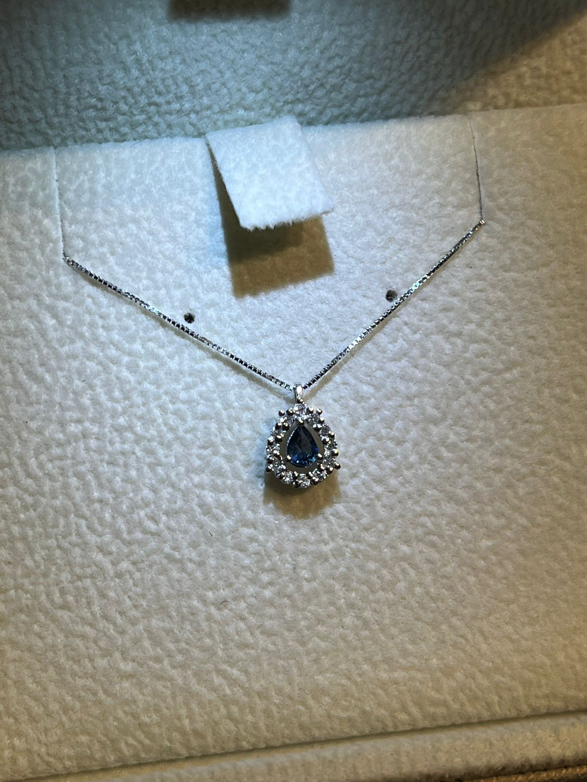 Collana con Zaffiro Blu 0,12 ct e Diamanti in Oro Bianco 18kt – Karal (PE.ZAFF.12)