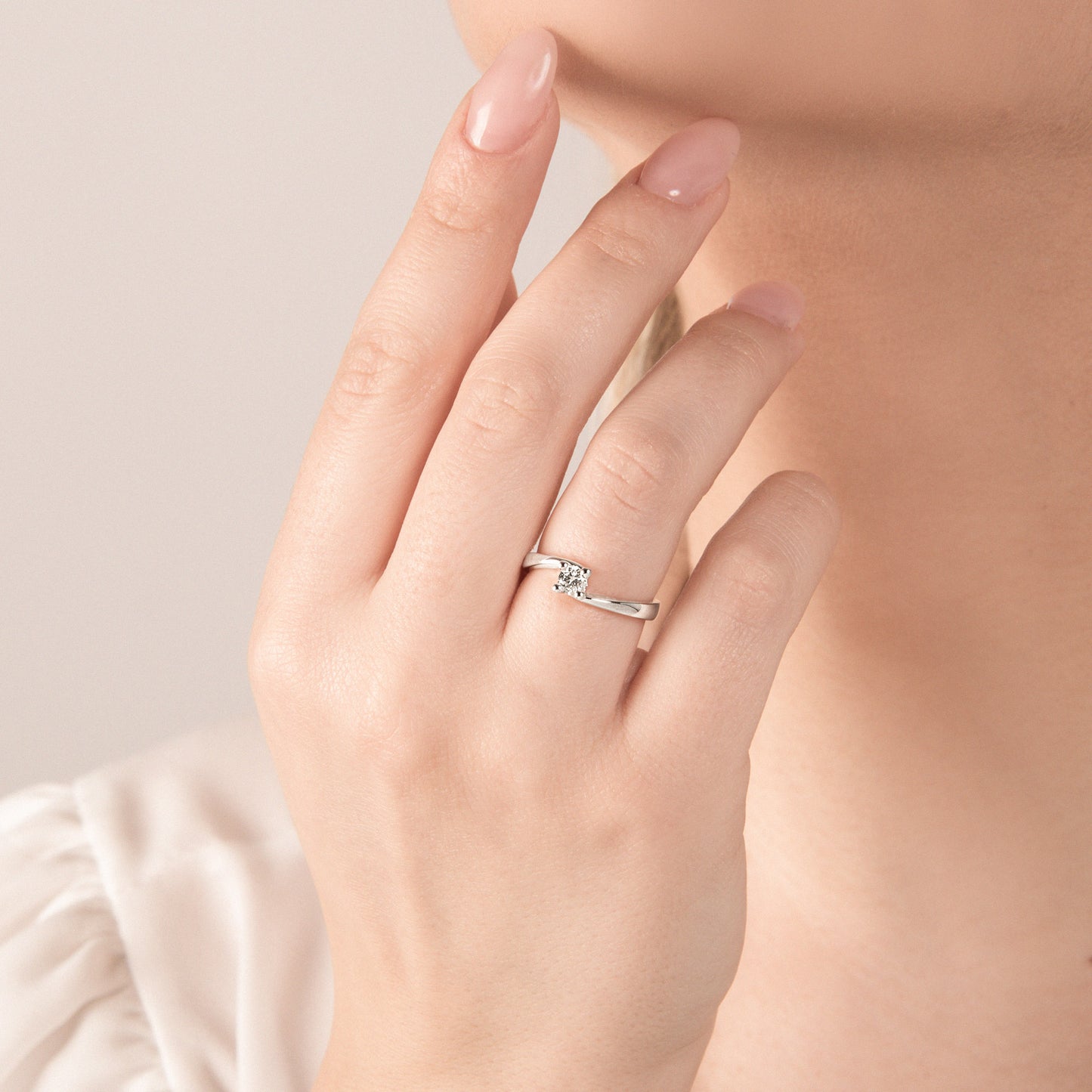 Anello Solitario Modello Valentino con Diamante in Oro Bianco 18kt – Mirco Visconti