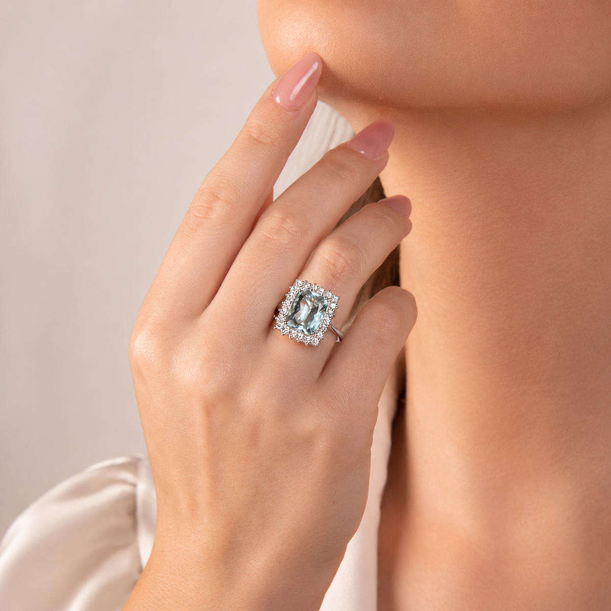 Anello con Acquamarina 7,68 ct e Diamanti 0,54 ct G VS in Oro Bianco 18kt – Mirco Visconti (MV720ACB)