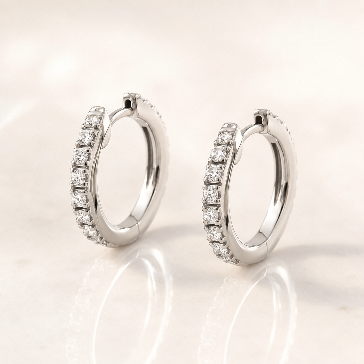 Orecchini a Cerchio con Diamanti 0,13 ct G VS in Oro Bianco 18kt – Mirco Visconti (GM70/2)