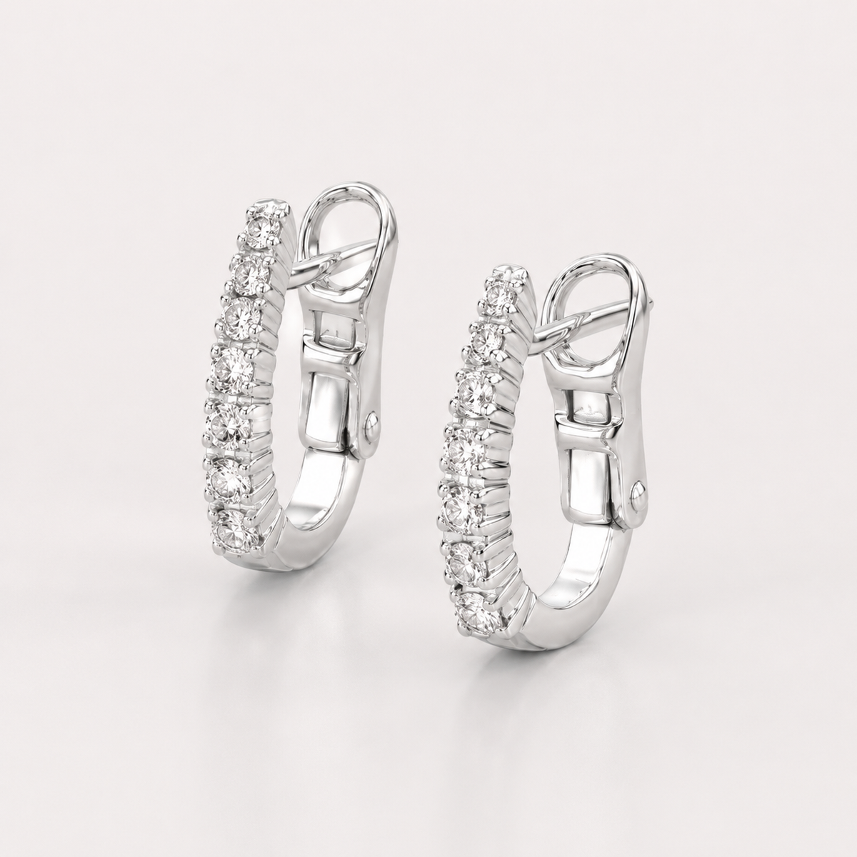 Orecchini a Cerchio con Diamanti 0,17 ct G VS in Oro Bianco 18kt – Mirco Visconti