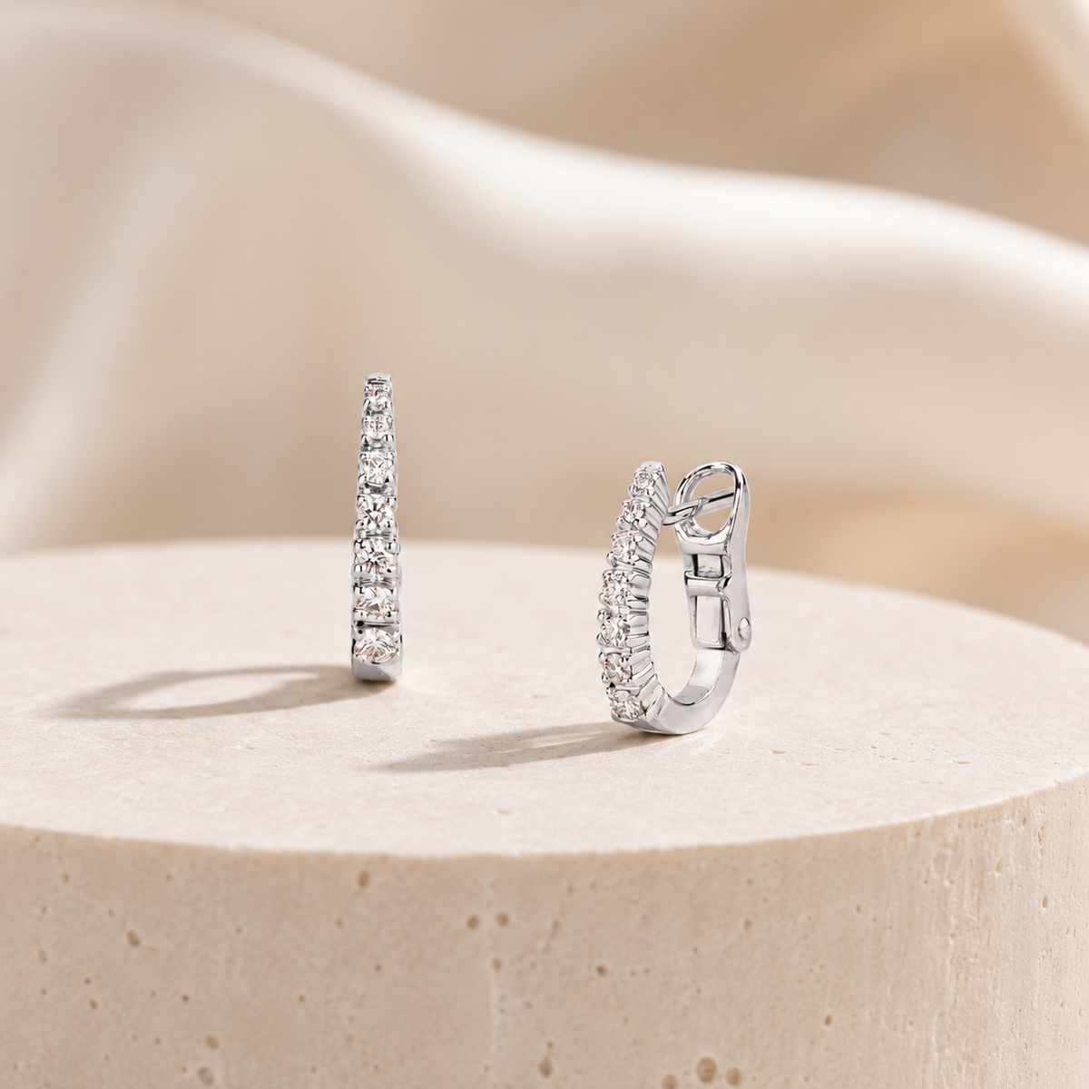 Orecchini a Cerchio con Diamanti 0,17 ct G VS in Oro Bianco 18kt – Mirco Visconti