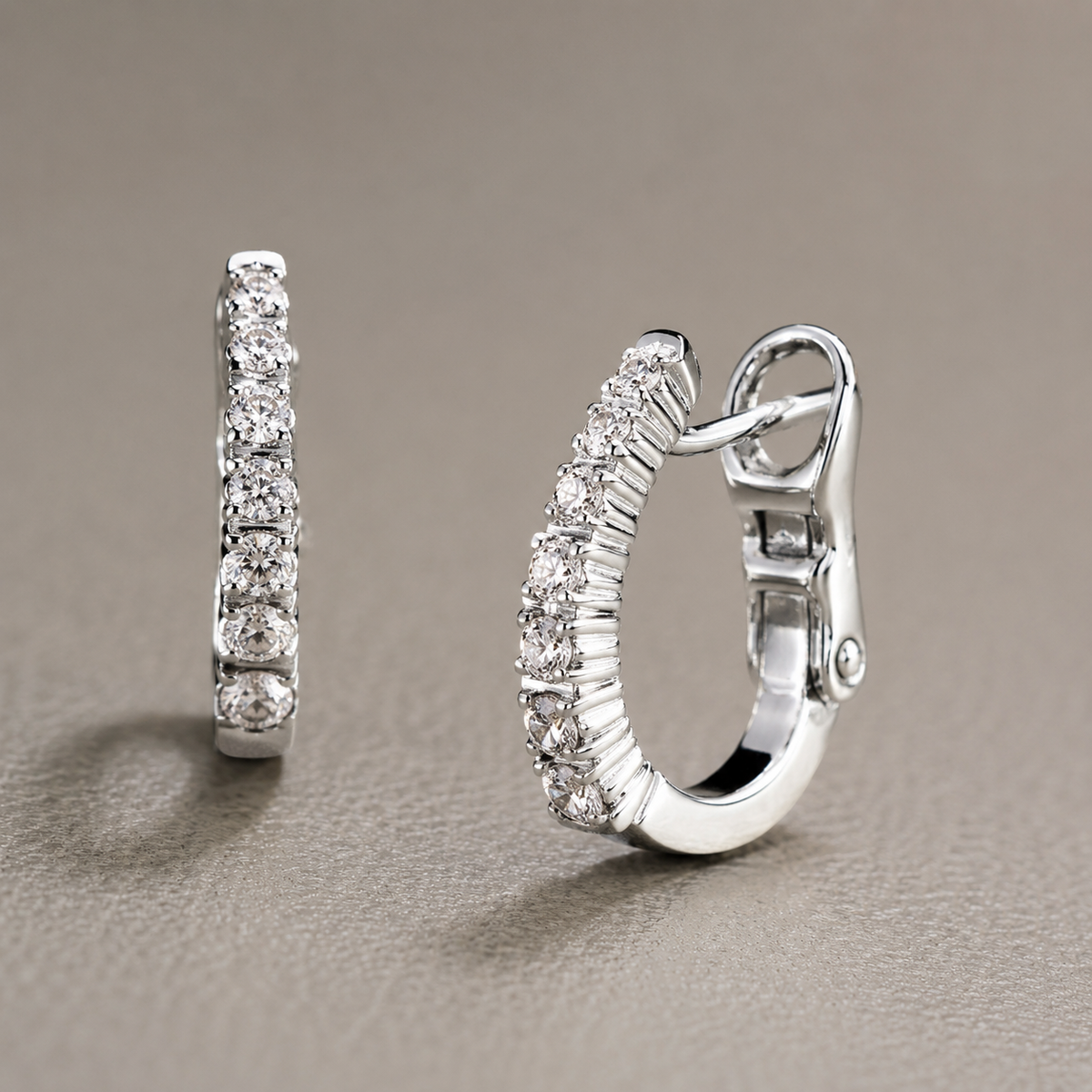 Orecchini a Cerchio con Diamanti 0,17 ct G VS in Oro Bianco 18kt – Mirco Visconti
