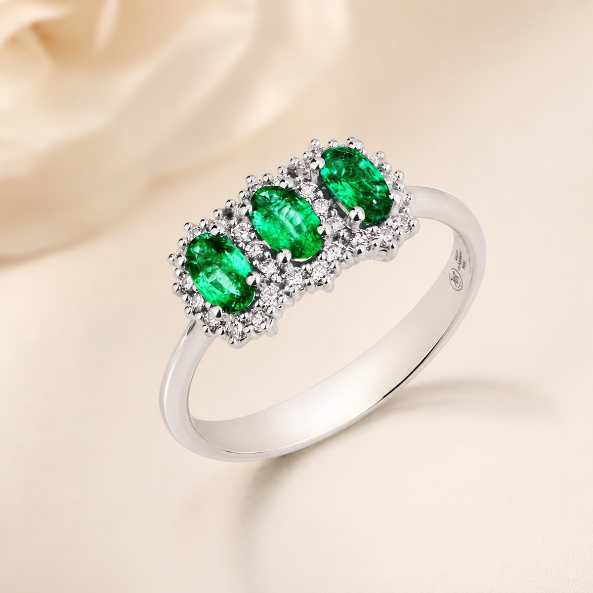 Anello Trilogy con Smeraldi Zambia 0,66 ct e Diamanti 0,22 ct in Oro Bianco 18kt – Mirco Visconti (Z784/20S)