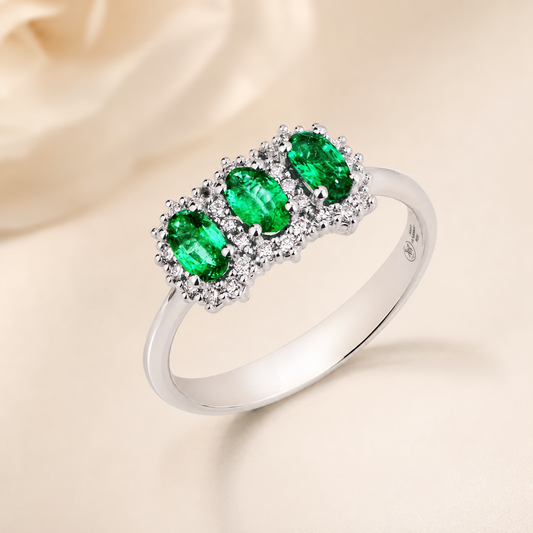 Anello Trilogy con Smeraldi Zambia 0,66 ct e Diamanti 0,22 ct in Oro Bianco 18kt – Mirco Visconti (Z784/20S)