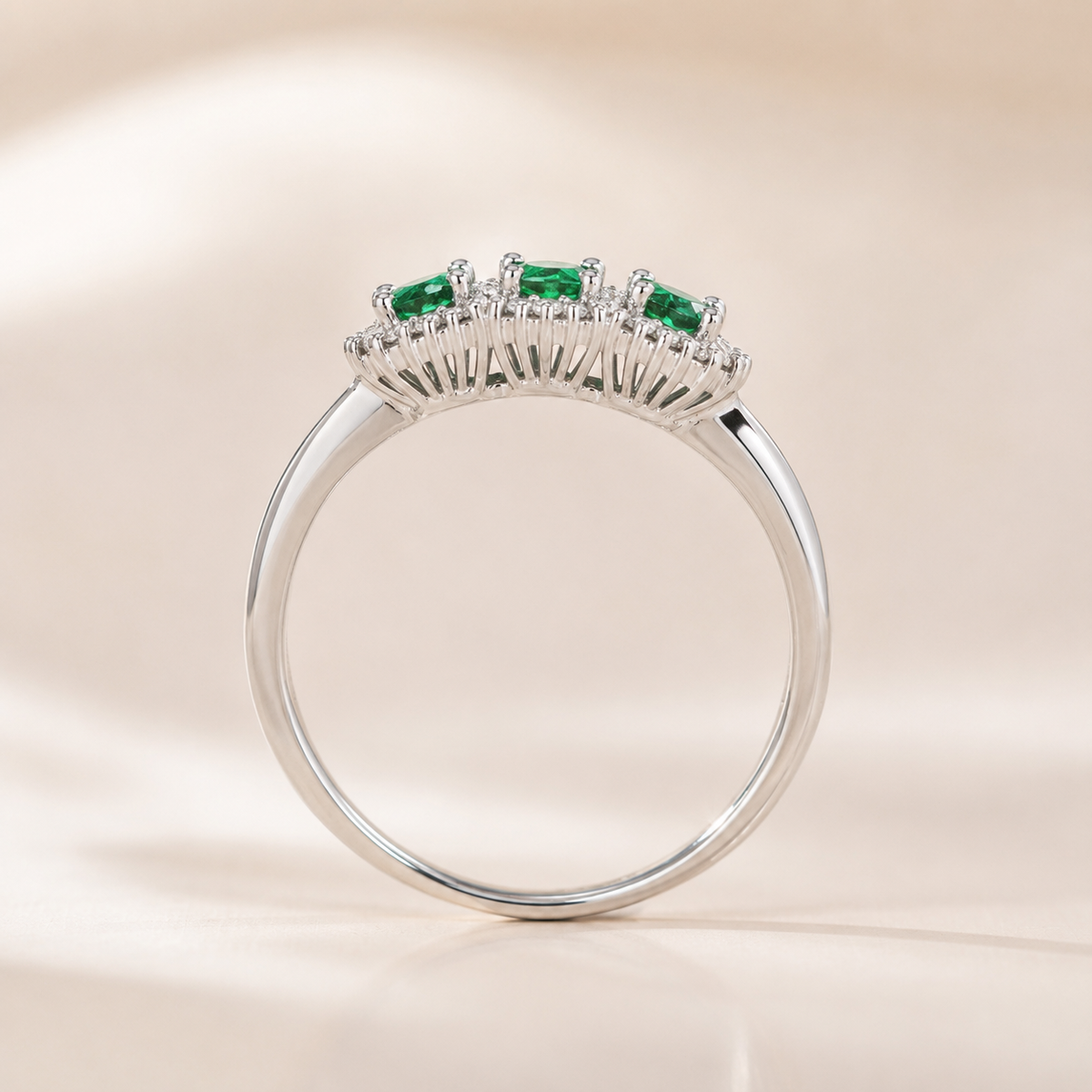 Anello Trilogy con Smeraldi Zambia 0,66 ct e Diamanti 0,22 ct in Oro Bianco 18kt – Mirco Visconti (Z784/20S)