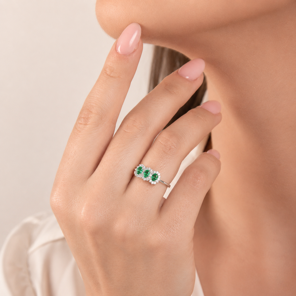 Anello Trilogy con Smeraldi Zambia 0,46 ct e Diamanti 0,17 ct in Oro Bianco 18kt – Mirco Visconti (Z784/10S)