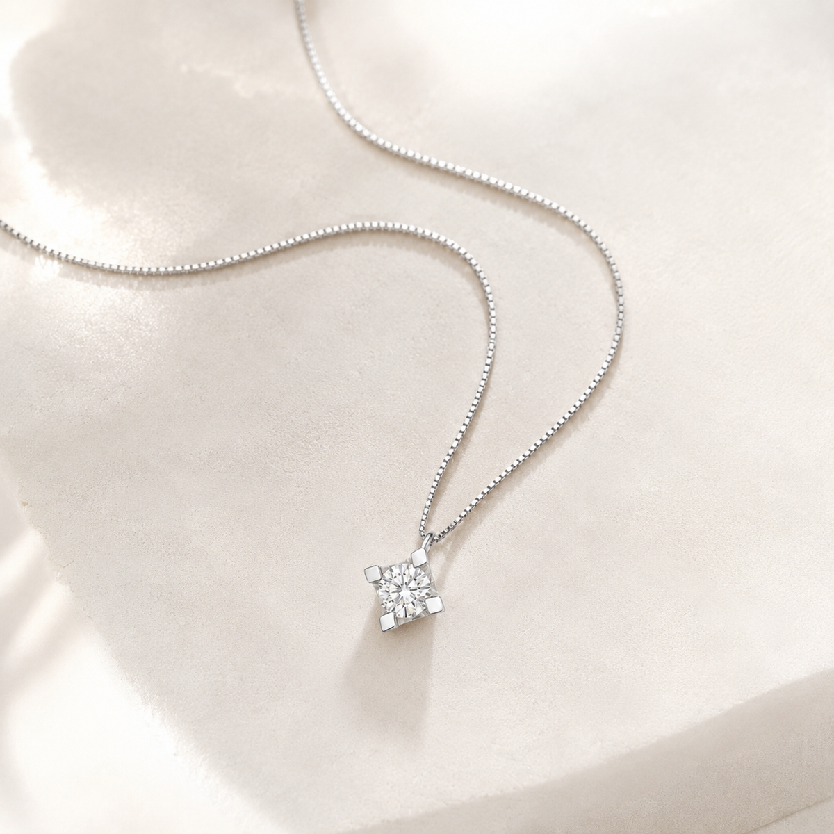 Collana Punto Luce con Diamante 0,10 ct G in Oro Bianco 18kt – PG Gioielli (PLGL010)