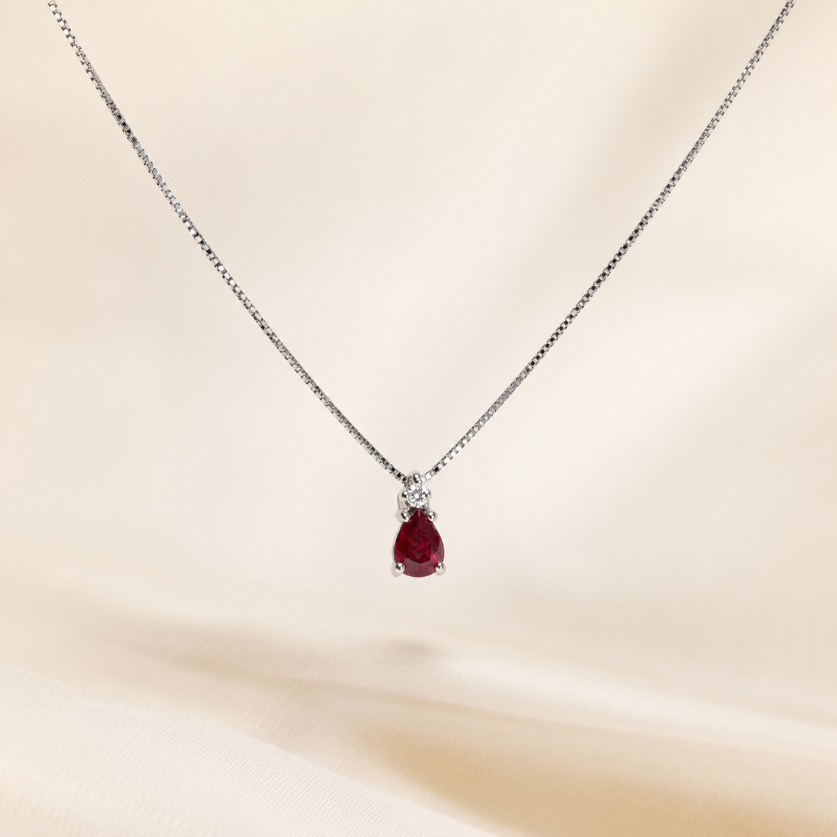 Collana con Rubino 0,28 ct e Diamante 0,02 ct in Oro Bianco 18kt – PG Gioielli (CIOCLOVER/1R)