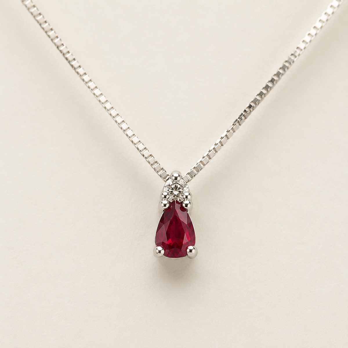 Collana con Rubino 0,28 ct e Diamante 0,02 ct in Oro Bianco 18kt – PG Gioielli (CIOCLOVER/1R)