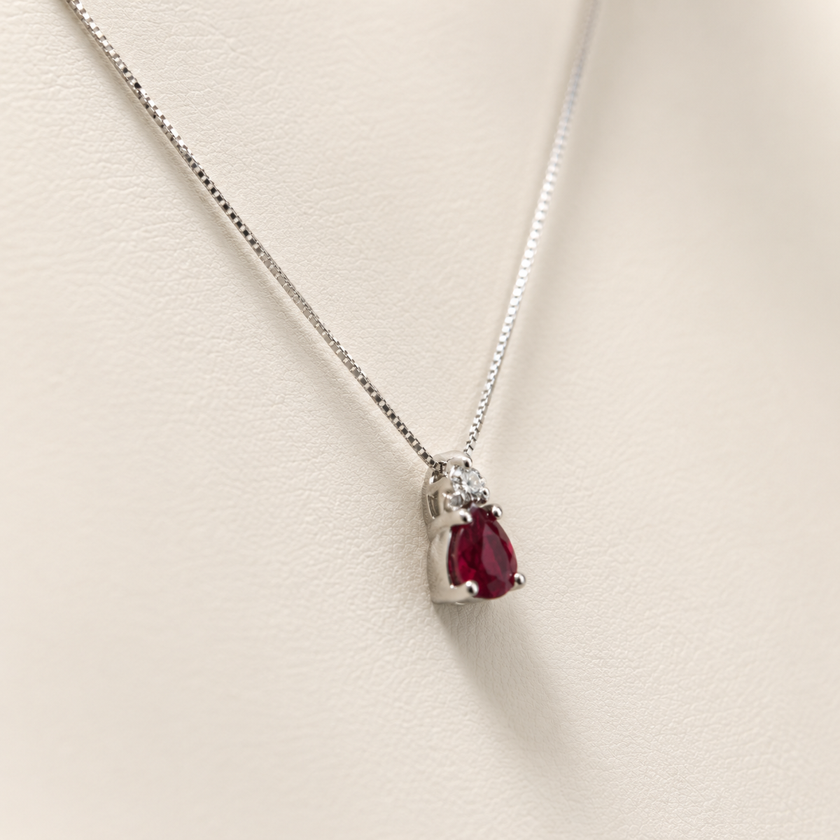 Collana con Rubino 0,28 ct e Diamante 0,02 ct in Oro Bianco 18kt – PG Gioielli (CIOCLOVER/1R)