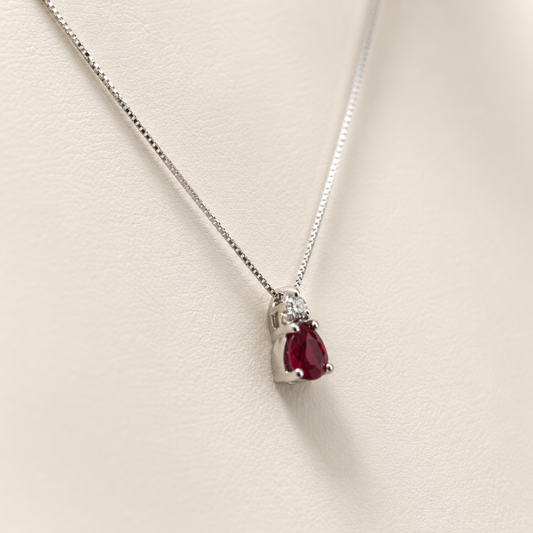 Collana con Rubino 0,28 ct e Diamante 0,02 ct in Oro Bianco 18kt – PG Gioielli (CIOCLOVER/1R)
