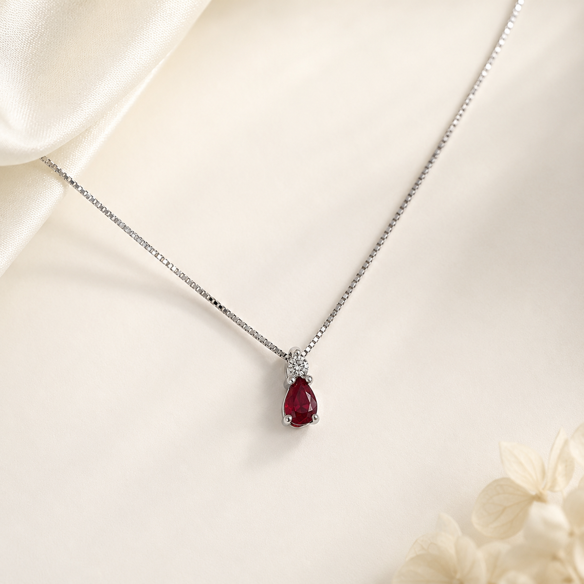 Collana con Rubino 0,28 ct e Diamante 0,02 ct in Oro Bianco 18kt – PG Gioielli (CIOCLOVER/1R)