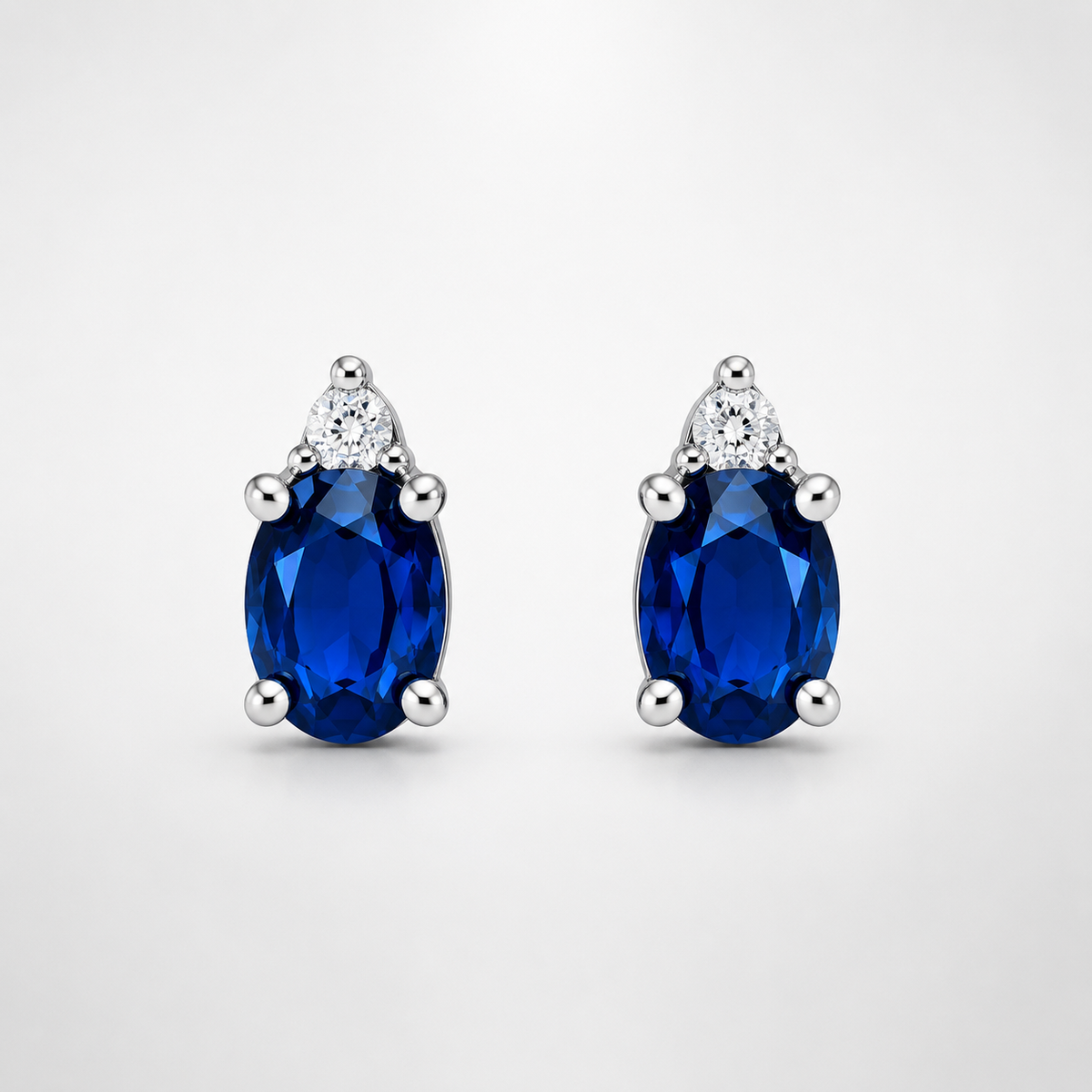 Orecchini con Zaffiri Blu 0,42 ct e Diamanti 0,016 ct in Oro Bianco 18kt – PG Gioielli (ORSMALL/1Z)