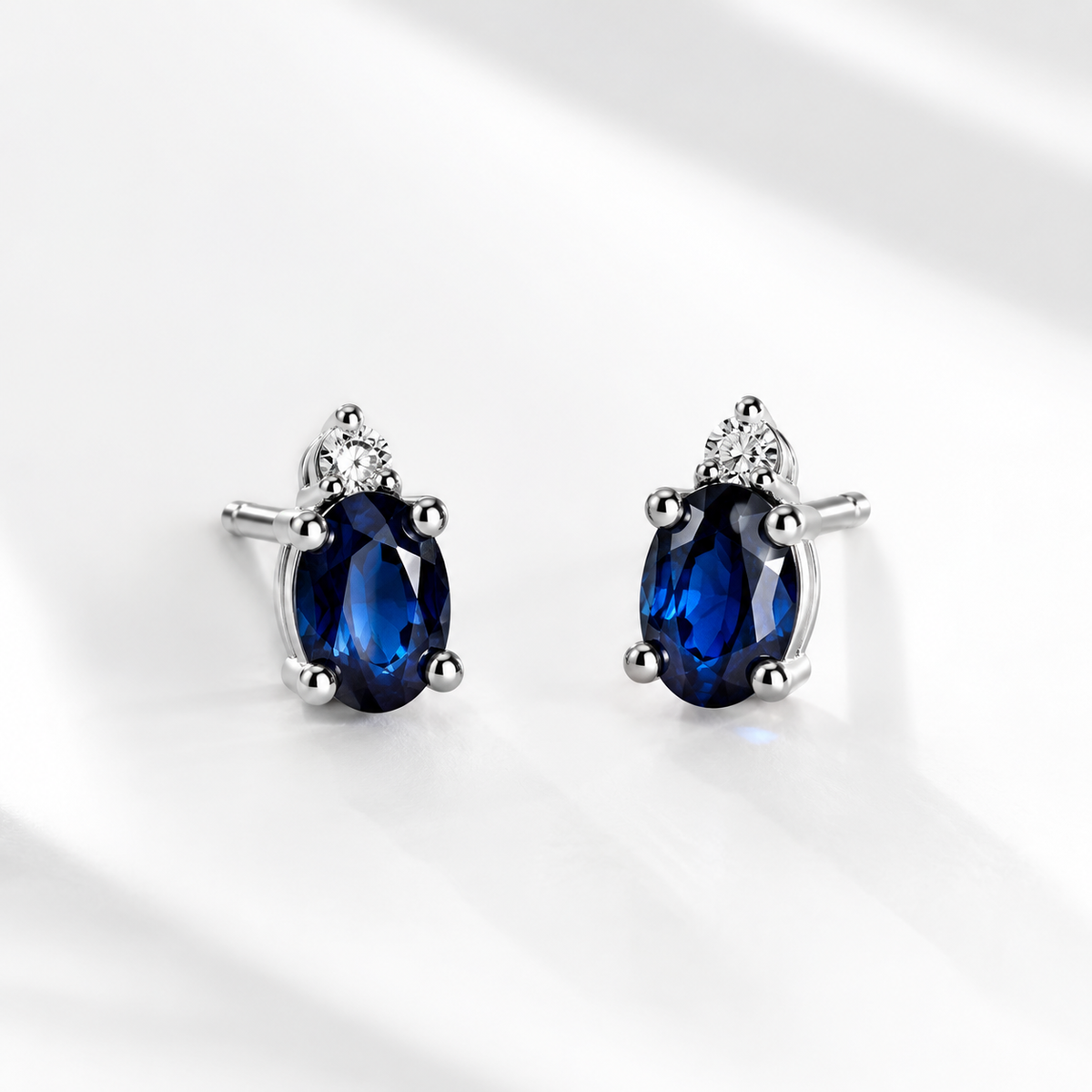 Orecchini con Zaffiri Blu 0,42 ct e Diamanti 0,016 ct in Oro Bianco 18kt – PG Gioielli (ORSMALL/1Z)