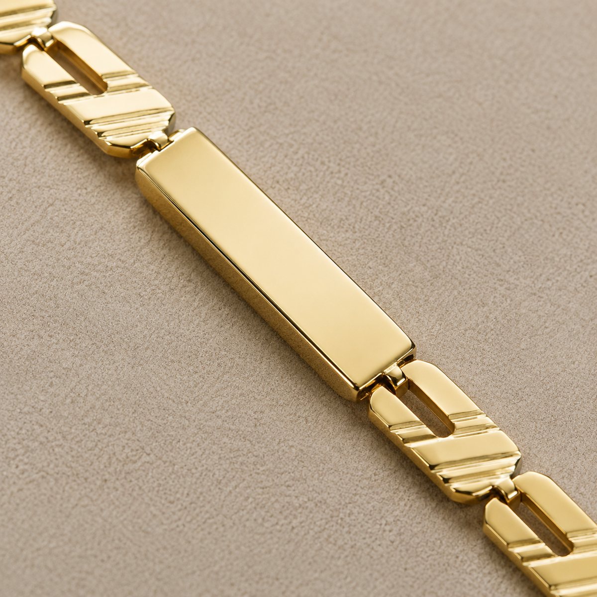 Bracciale in Oro Giallo 18 kt con Placche Lucide e Maglia Geometrica – 9,60 g