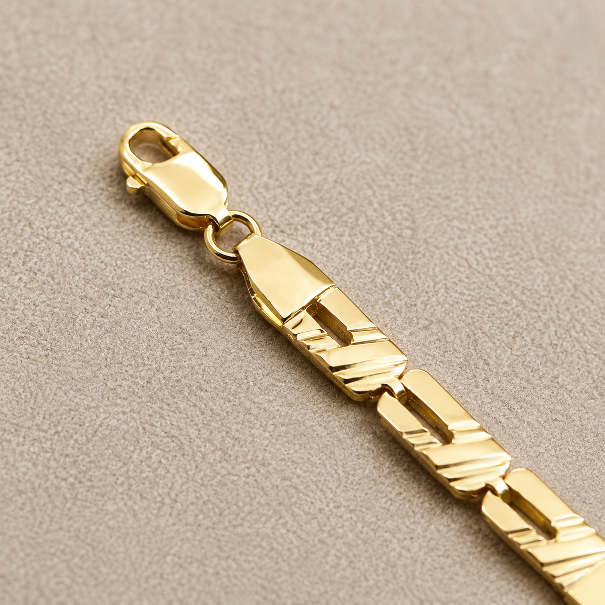 Bracciale in Oro Giallo 18 kt con Placche Lucide e Maglia Geometrica – 9,60 g
