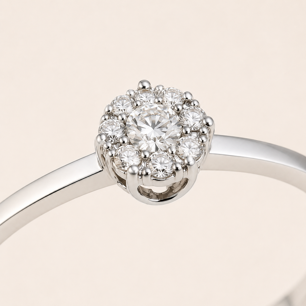 Anello in Oro 18 kt con Diamante Centrale e Diamanti Laterali 0,14 ct