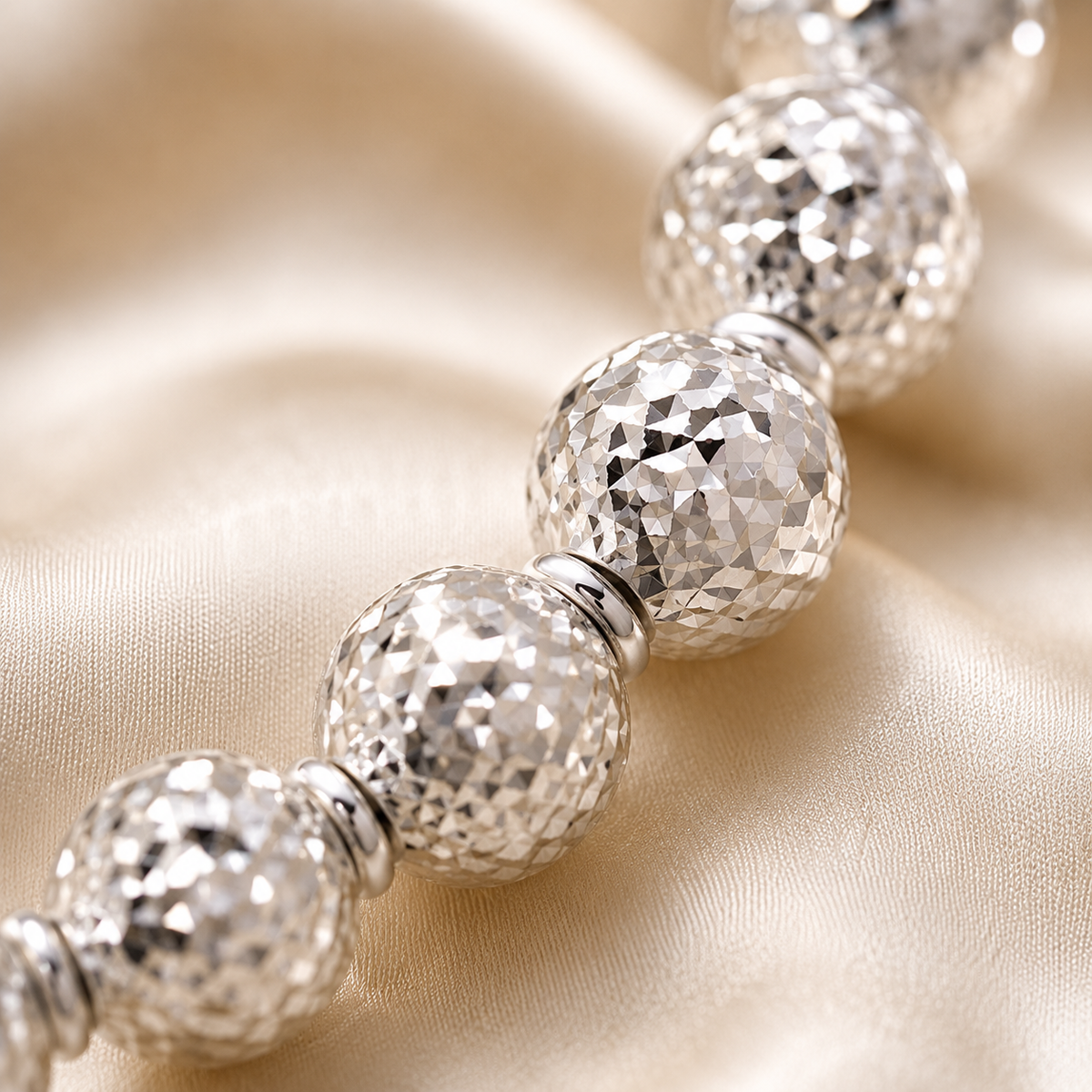 Bracciale Donna in Oro Bianco con Sfere Diamantate – 3,90 g